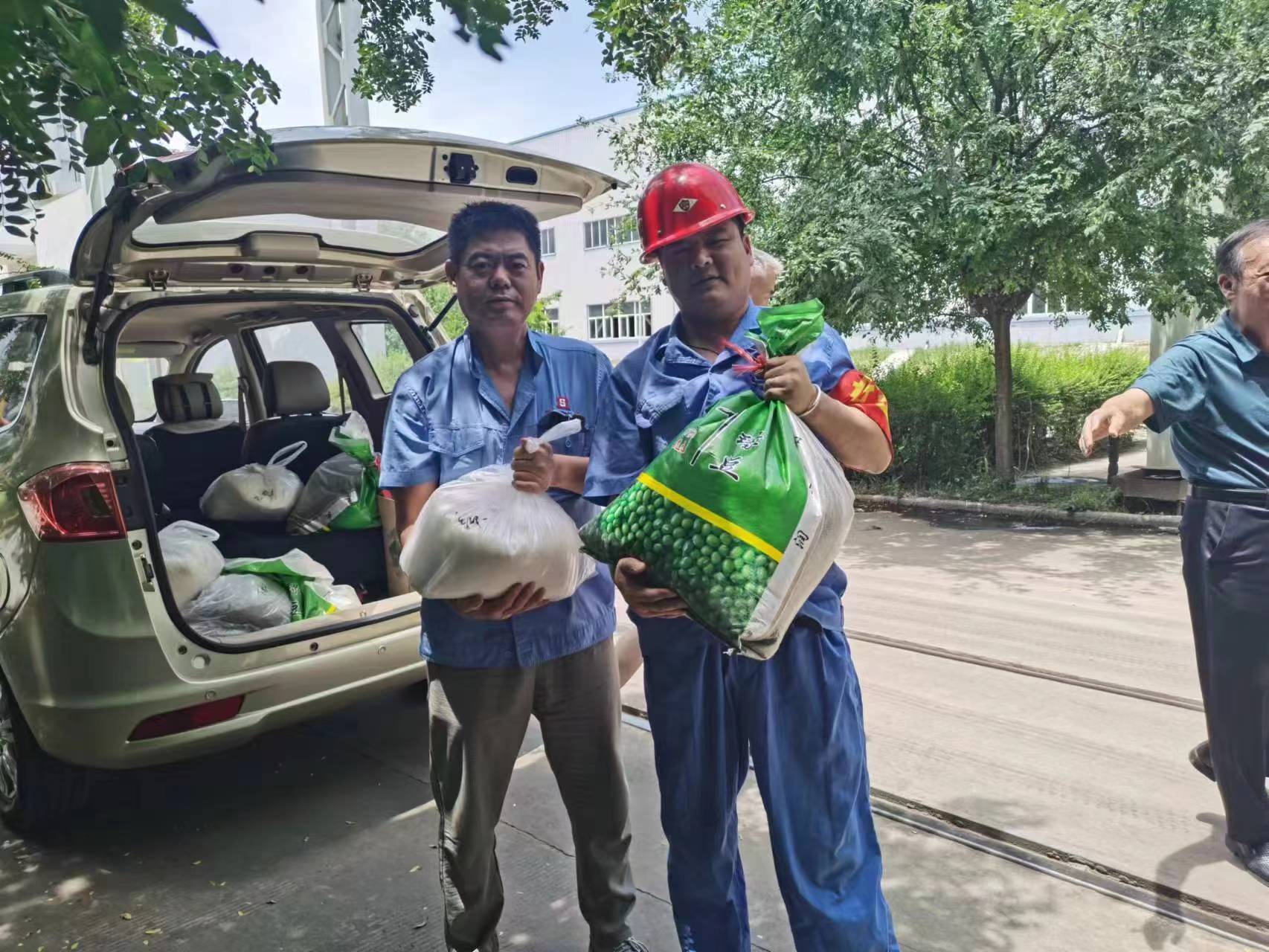給一線生產車間和工地職工購買了一批白糖、綠豆等防暑降溫品送到了車間工地